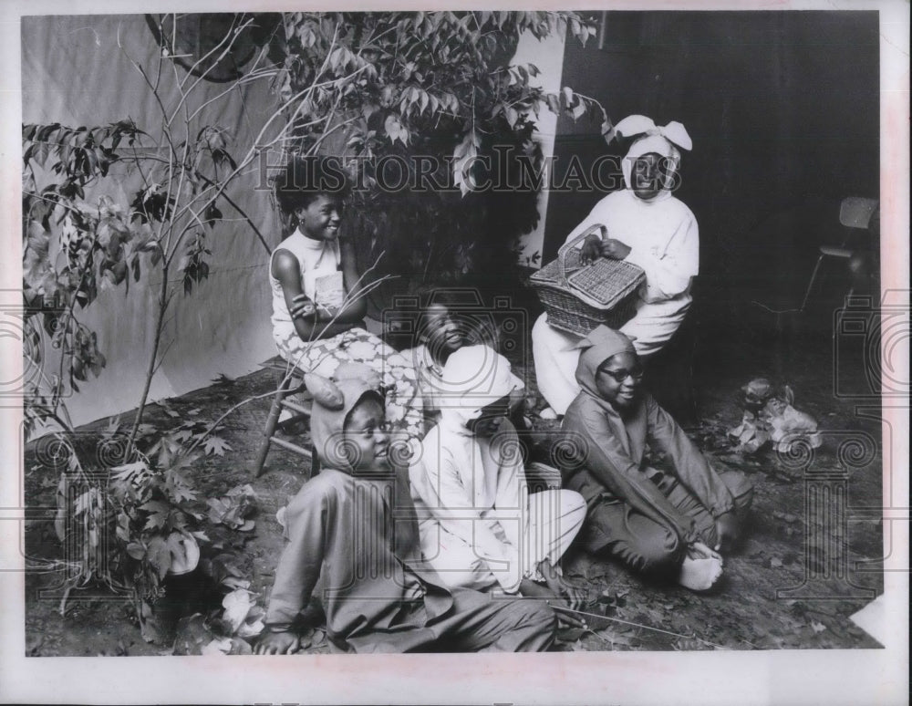 Kids in PLay Patricia Lemmons, Linda Simmons, Sandra Frazier - Historic Images