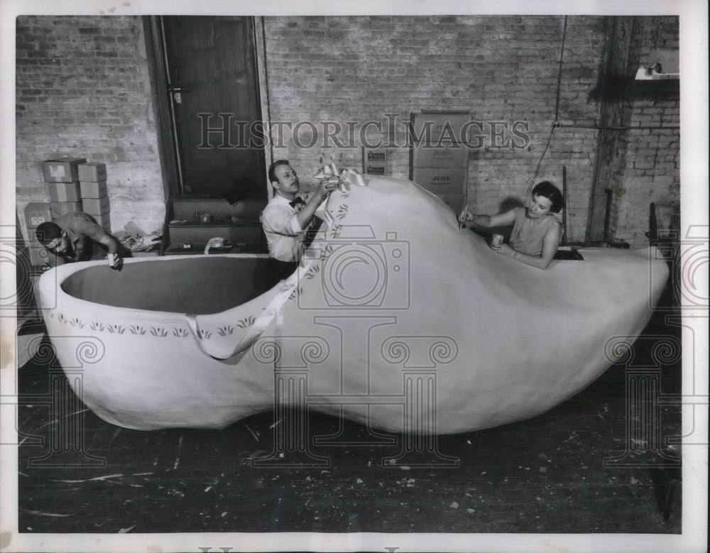 1953 Press Photo Giant 15 Foot shoe New york - Historic Images