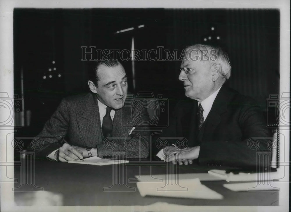 1934 Press Photo Congressman speaking with Professor at House coinage committee - Historic Images