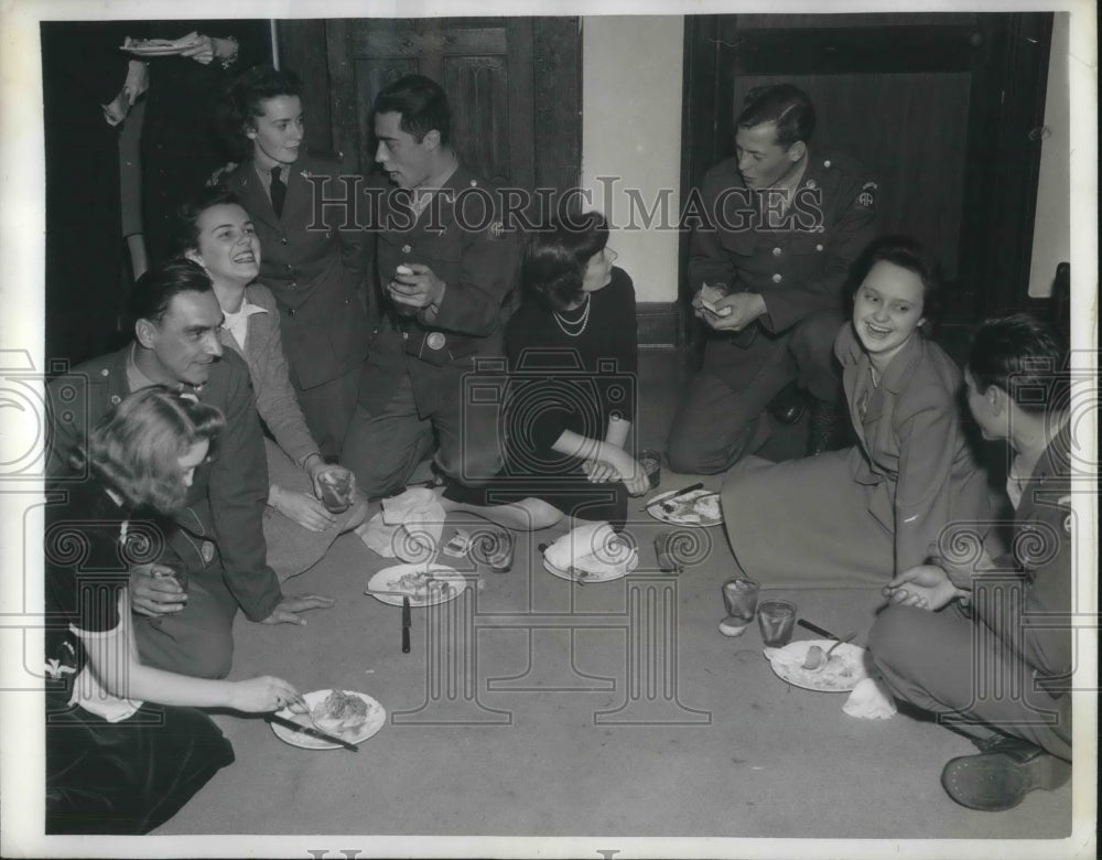 1943 Press Photo Mrs Martin Vogel War Hospitality Committee - neb98380 - Historic Images