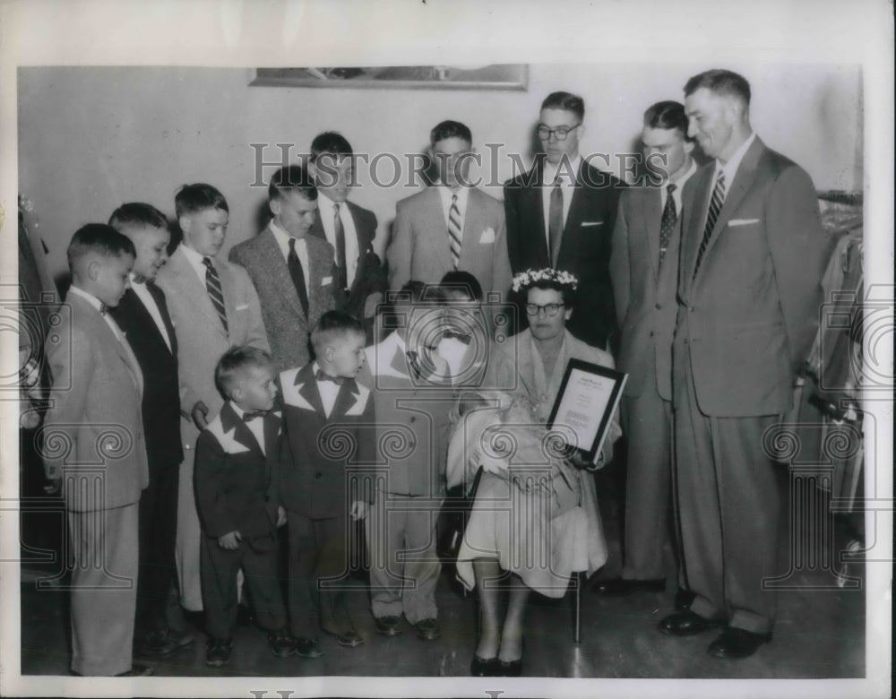 1955 Press Photo Emory Harrison Faith Movement Award Fey Gordon Family-Historic Images