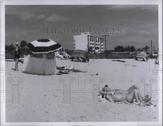 1957 Press Photo Sunbathers in Ohio - Historic Images