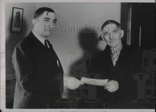 1936 Press Photo Forrest Smith State Auditor hands check to Jesse Farmer - Historic Images