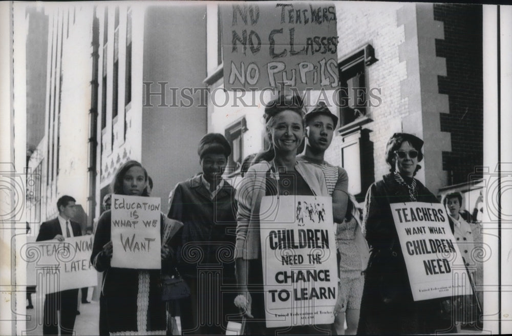 1967 Press Photo Central Commercial High School Students picket-Historic Images