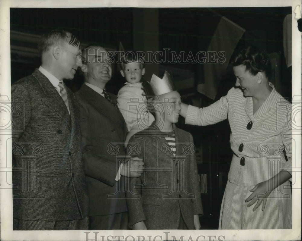 1942 Press Photo Mrs. William Smathers, John Montgomery at the Steel Pier - Historic Images