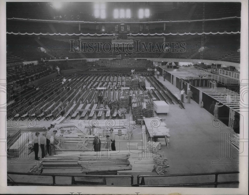 1944 Press Photo Workmen prepare for two Political Conventions in Chicago, IL - Historic Images