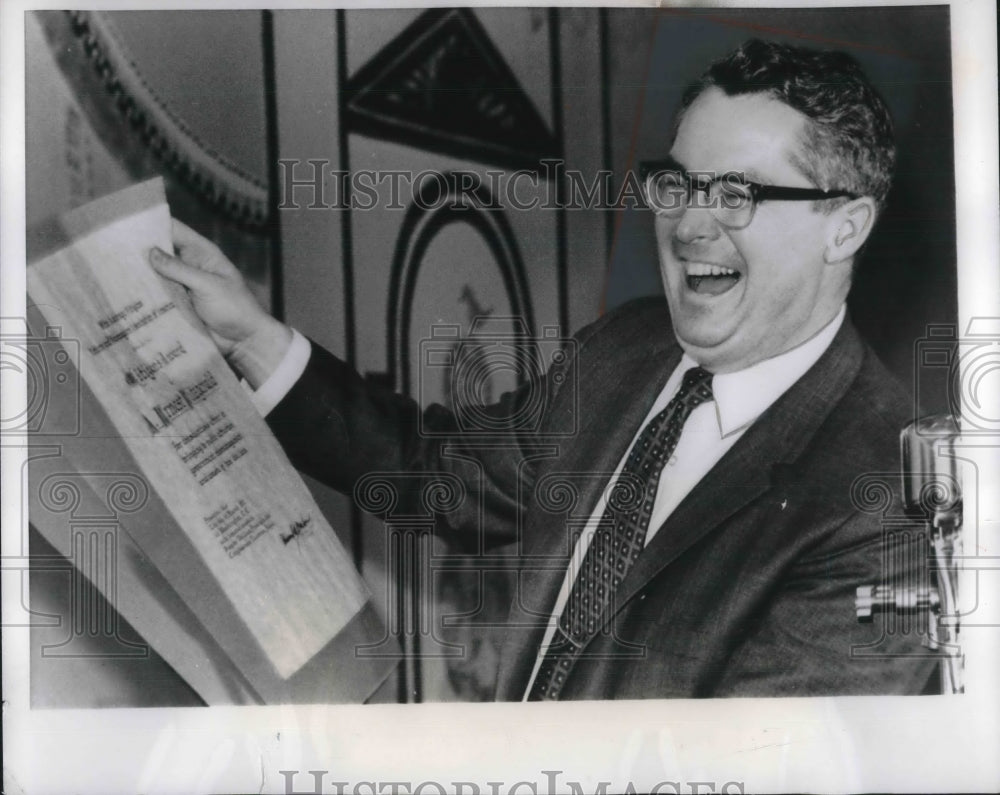 1970 Press Photo A. Ernest Fitzgerald presented with &quot;Citizens&quot; award - Historic Images