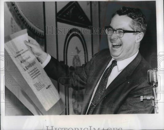 1970 Press Photo A. Ernest Fitzgerald presented with "Citizens" award - Historic Images