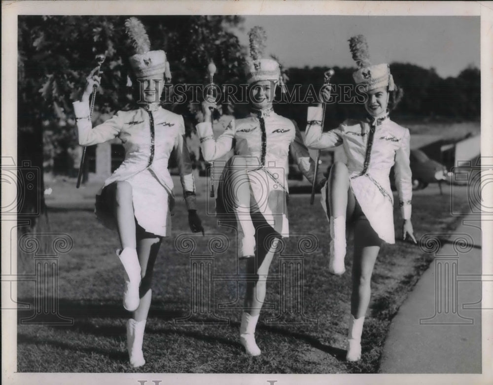 1949 Press Photo Three Kent State steppers at a football game - Historic Images