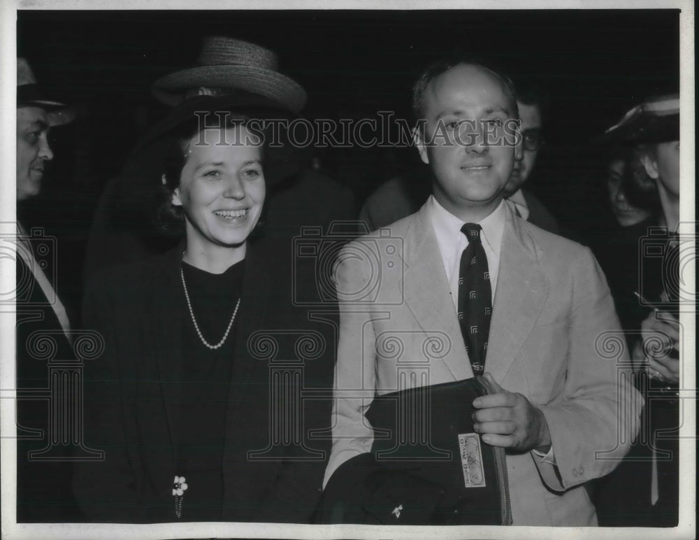 1942 Press Photo Stanley G. Slavens with Wife Arrives in Jersey City - Historic Images