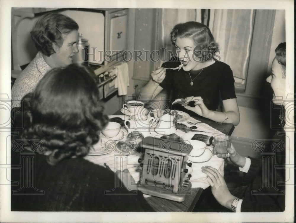 1937 Press Photo Breakfast With the Family & Helen - Historic Images