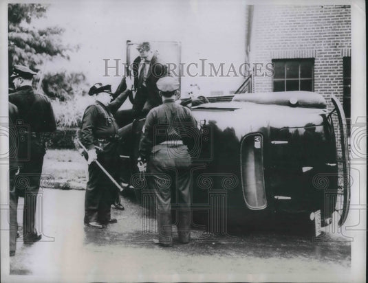 1945 Press Photo Police rescue passengers of car overturned by striking workers - Historic Images