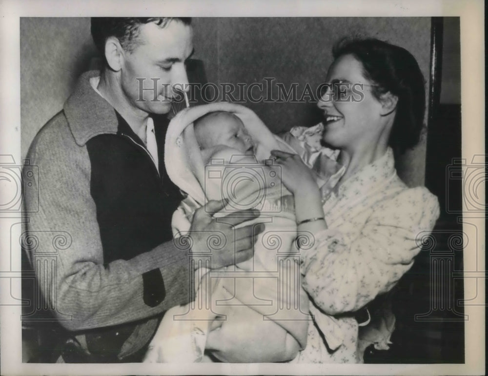 1941 George Stubbs and Wife &amp; Son Who Was Kidnapped - Historic Images