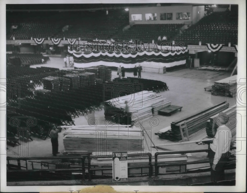 1944 Press Photo Workmen Prepare Platform at Chicago Stadium for Convention - Historic Images