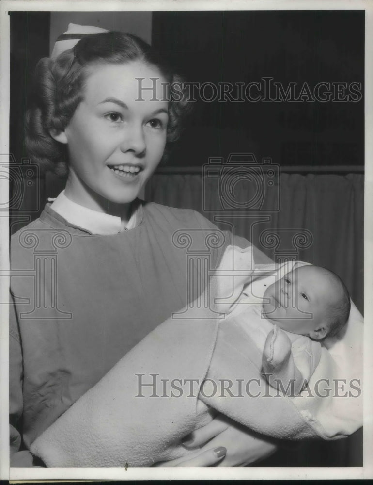 1939 Press Photo Nellie Cantor Metzger With Baby Boy-Historic Images