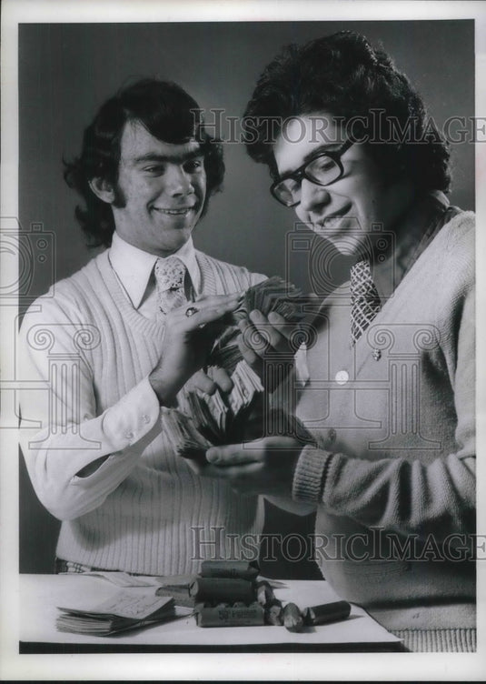 1975 Press Photo David Smudski & Robert Di Salvo of Case Tech - Historic Images