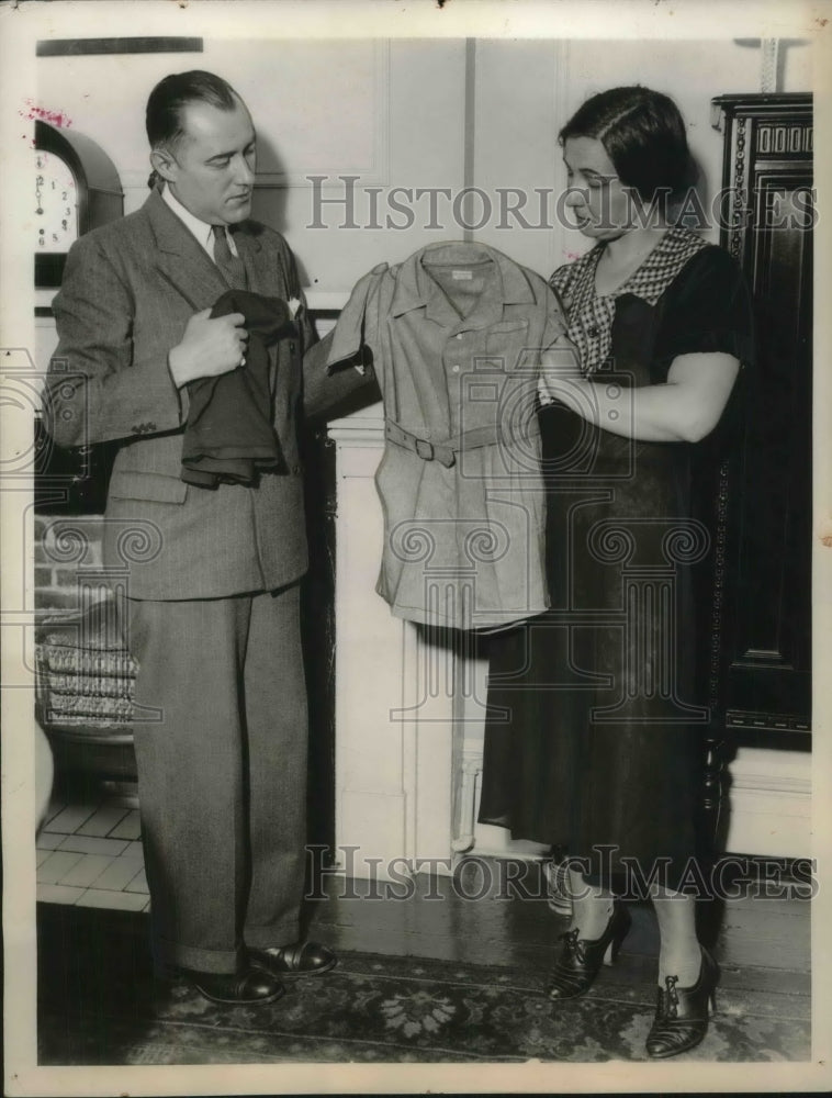 1935 Mr. and Mrs. George Kaul show some of missing son&#39;s clothing - Historic Images