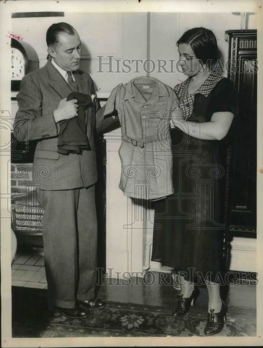 1935 Mr. and Mrs. George Kaul show some of missing son's clothing - Historic Images