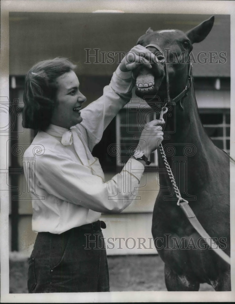 1951 Felicitas Von Sendenhorst, 20, Hunter College Zoology Student - Historic Images