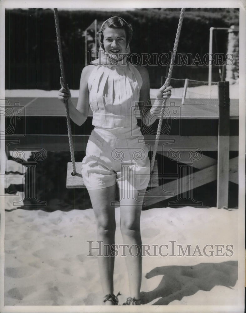 1938 Press Photo Mrs Thomas Jefferson Kelley Jr Vacationing Sea Spray Beach-Historic Images