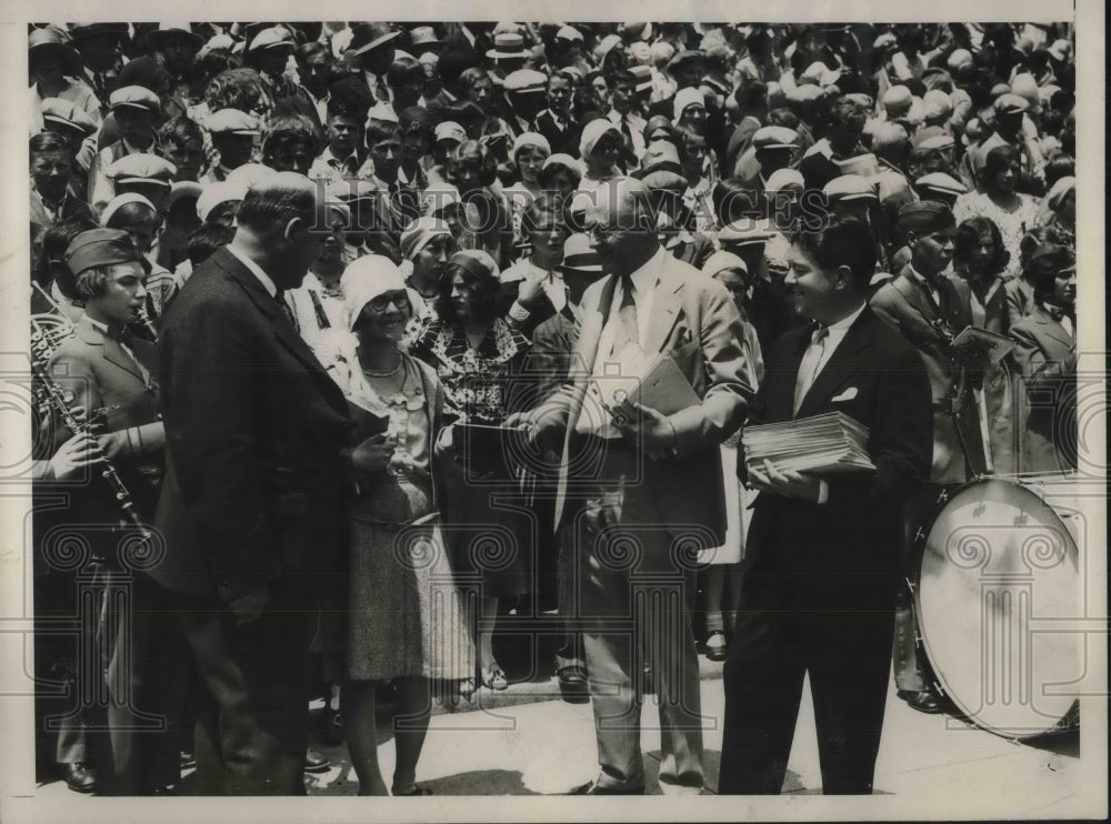 1930 Press Photo Cong. George Schnieder & Sen.LaFollette pass out diplomas - Historic Images