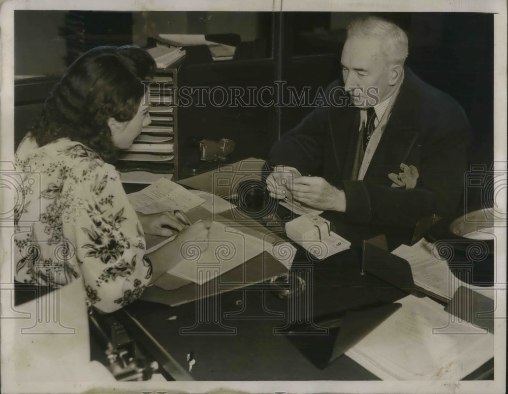 1939 Press Photo Robert John Kilpatrick Visits Social Security Office - Historic Images