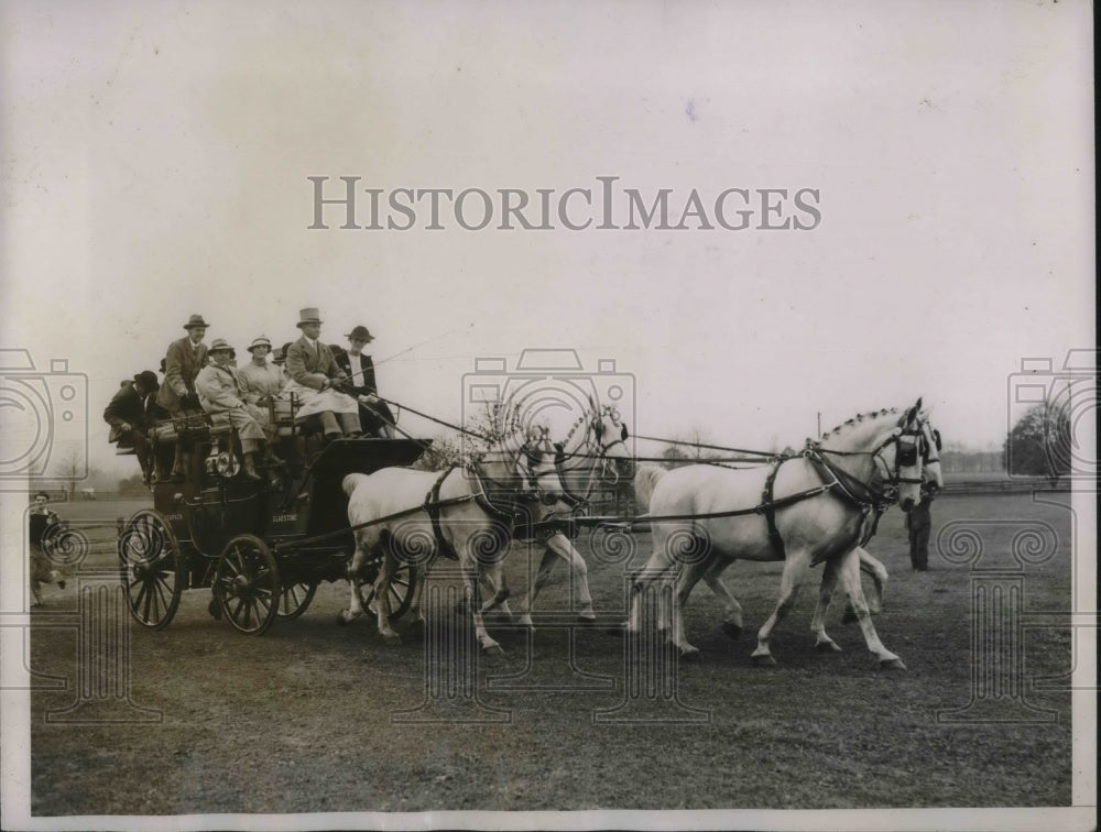 1935 Press Photo Richard VN Gambill Drives Tally Ho To Fox Hound Race - Historic Images