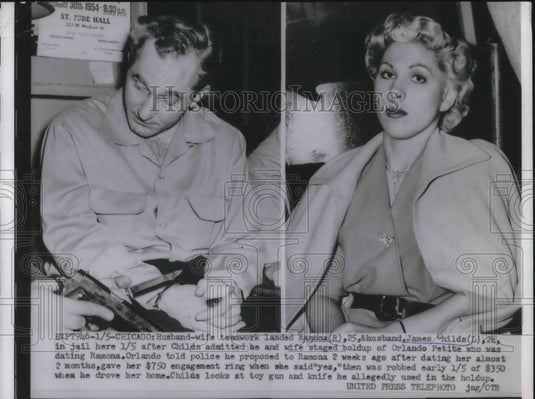 1955 Press Photo Ramona and James Childs staged holdup of Orlando Petite - Historic Images