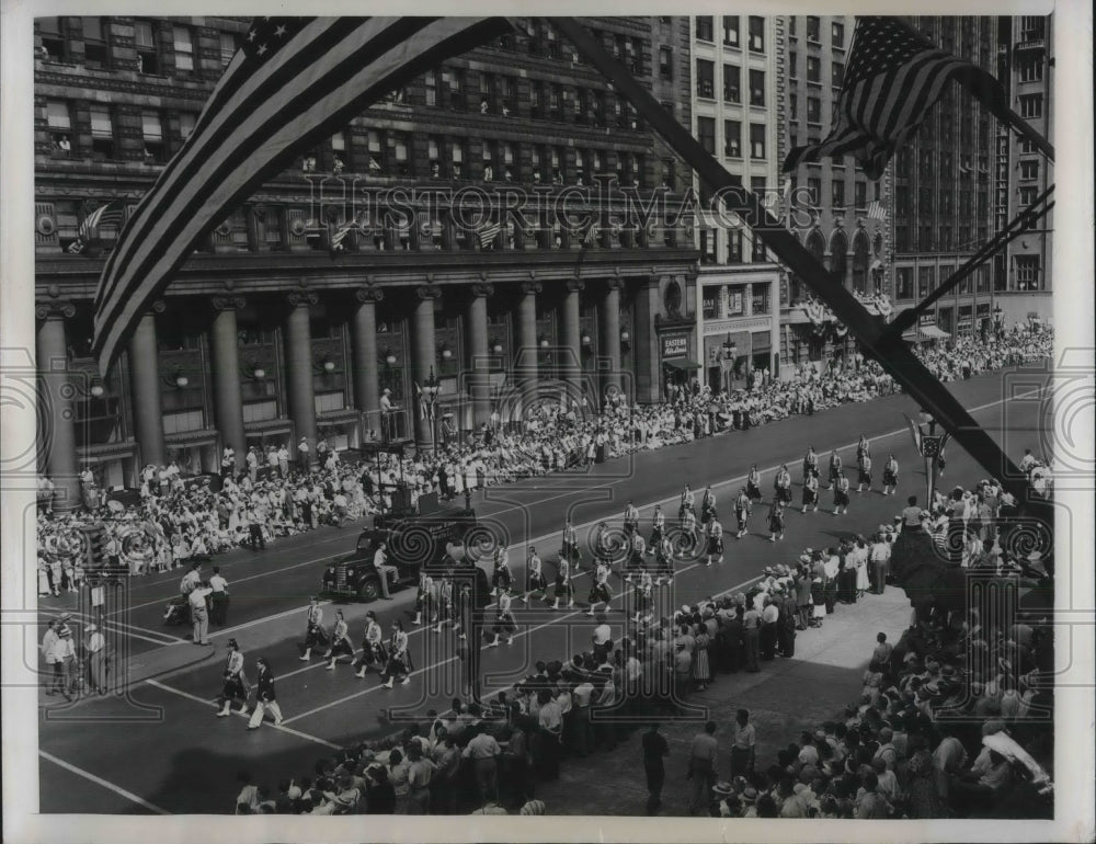 1949 Chicago Art Institute &amp; Shrine parade passing it on Michigan Av - Historic Images