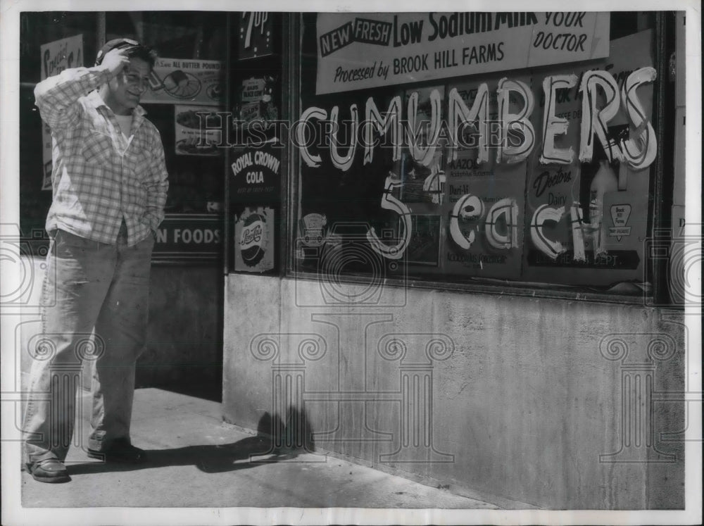 1956 Press Photo Chicago, Henry Bohman at a store window display in heatwave - Historic Images