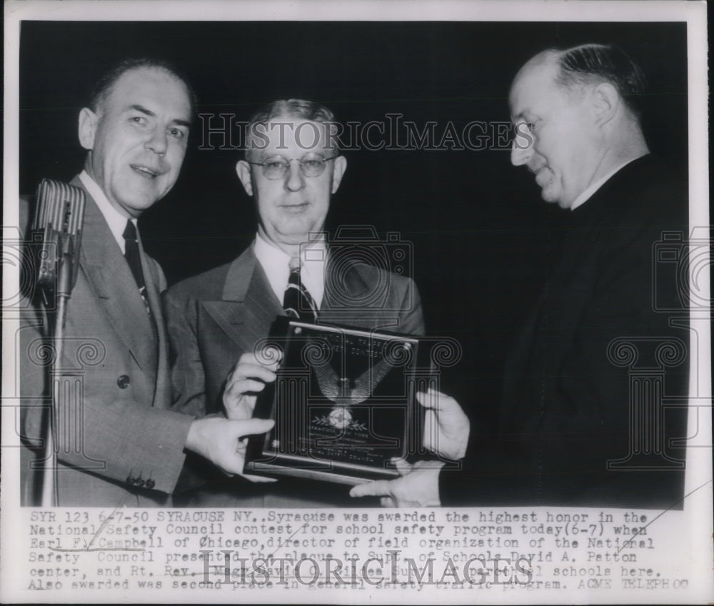 1950 Press Photo Earl F Campbell Awarded by National Safety Council - Historic Images