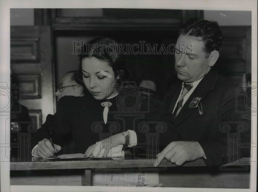 1936 Press Photo Lolita Cordorasigns complaint vs P Van Wycks in NYC - Historic Images