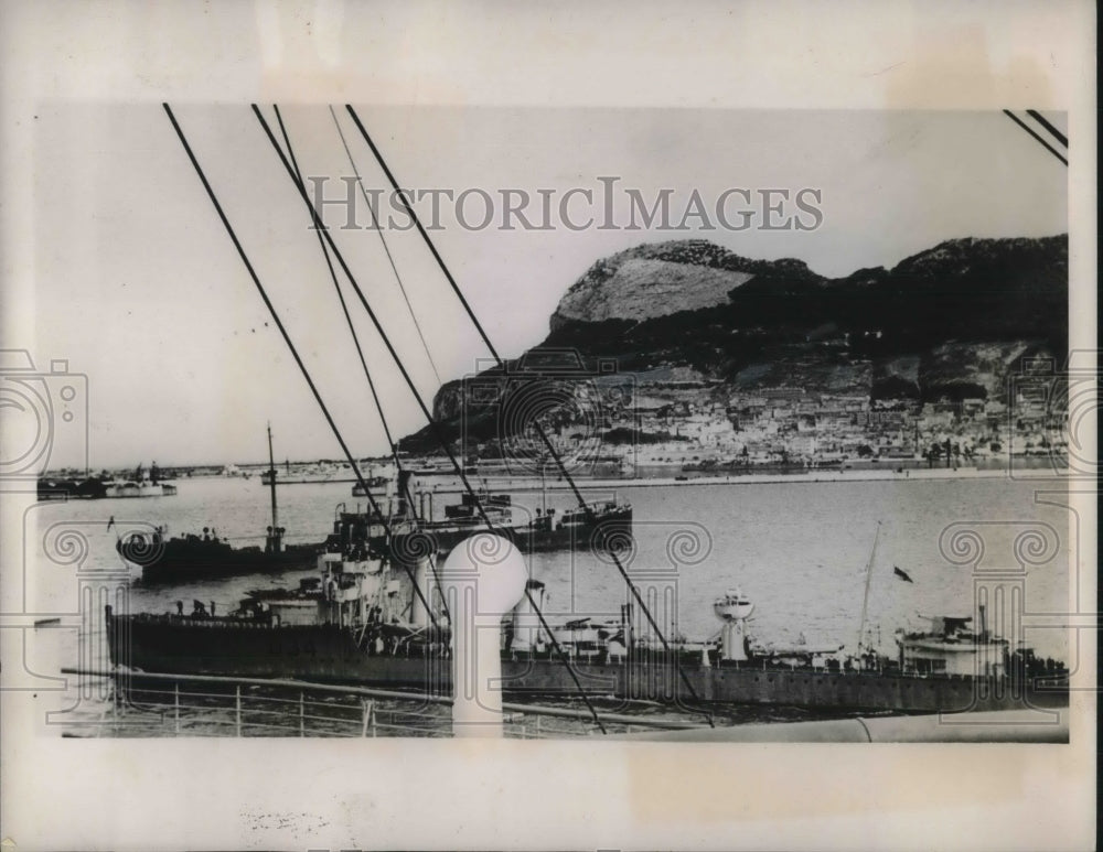 1940 Press Photo Gibraltar SS Manhattan Warship D-34 America Luxury Ship-Historic Images