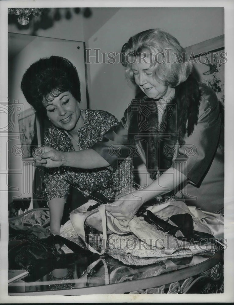 1962 Press Photo Tanya Maria &amp; Florence Garside Making Costume - Historic Images