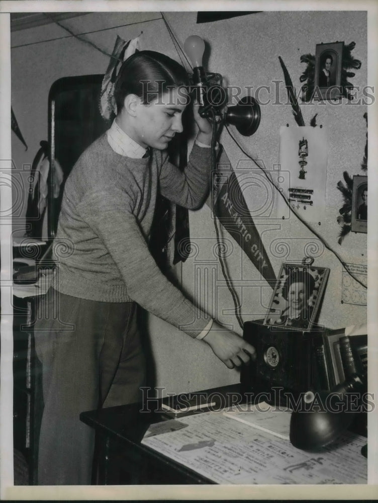 1938 Press Photo Tuning Radio Waking Howard University Students to Music - Historic Images