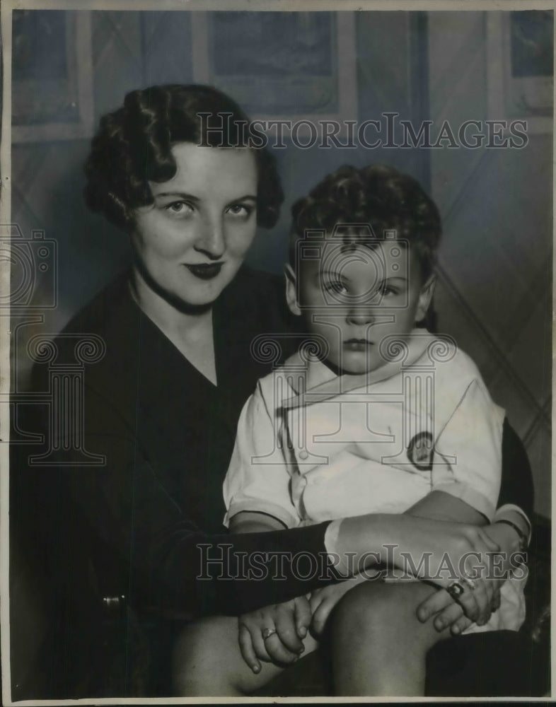 1937 Press Photo Mrs Guthrie With Son Nicky Child - Historic Images