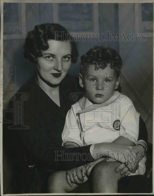 1937 Press Photo Mrs Guthrie With Son Nicky Child - Historic Images