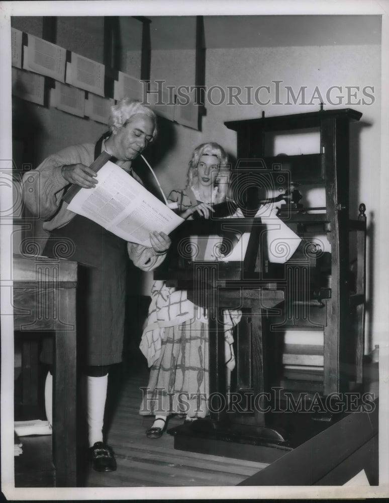 1954 Press Photo NY, Barry Urdang, Mrs L Bowen Jr in colonial printshop - Historic Images