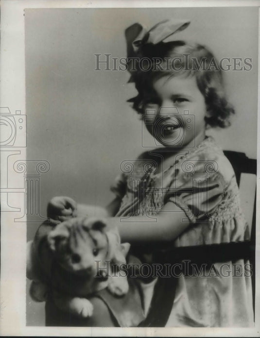 1932 Young Miss Serenetta Ghizlanzoni playing with her toy cat - Historic Images