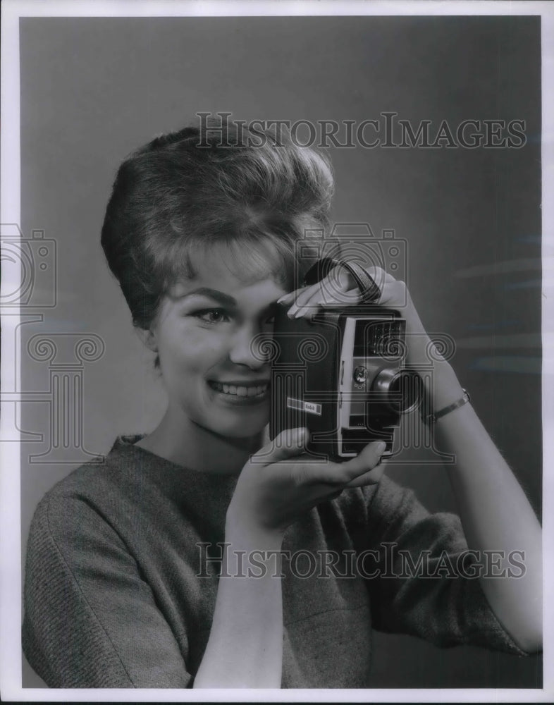 1962 Press Photo Model demonstrating new Kodak Electric and Automatic Camera - Historic Images