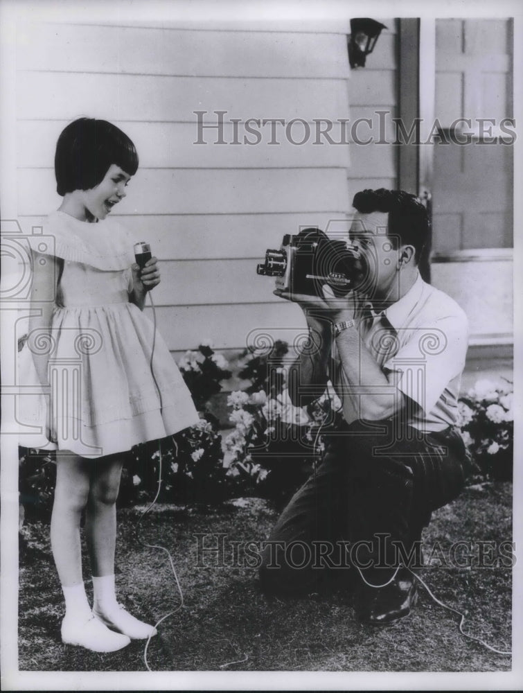 1960 Press Photo Man filming his daughter with an 8mm Sound Camera-Historic Images