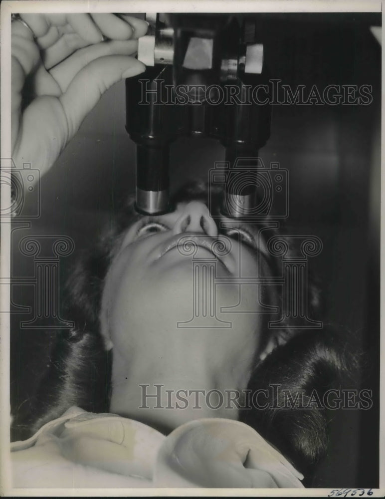 1940 Press Photo John Scudder Lab Technician Presbyterian Hospital - Historic Images