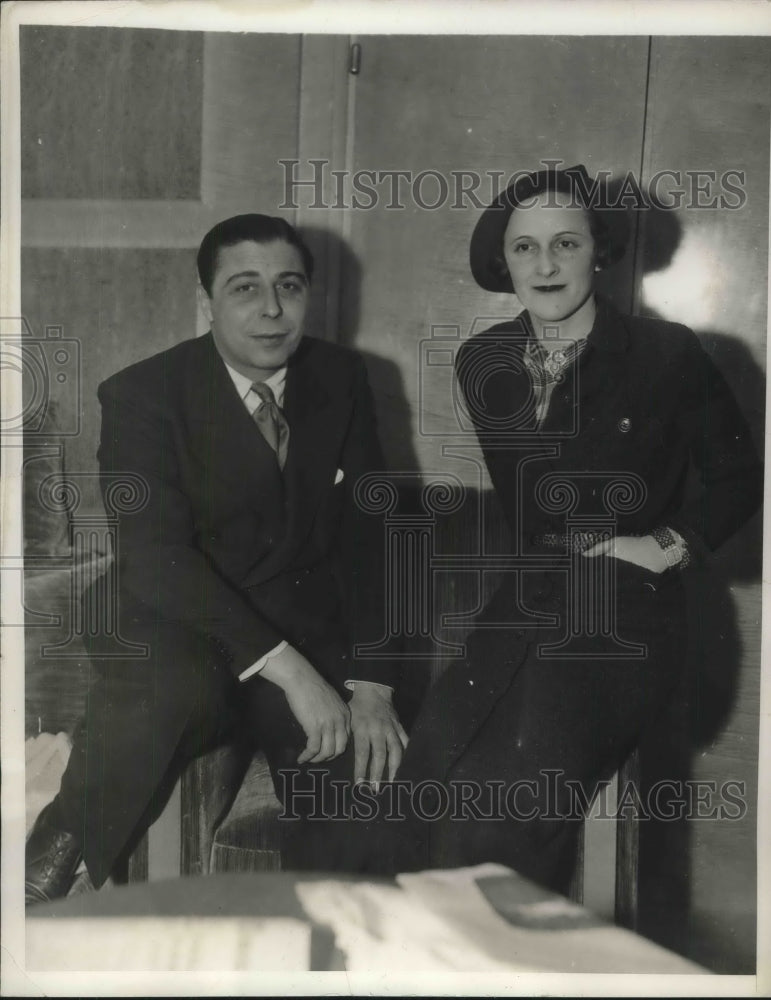 1934 Two socialites arriving in New York Aboard the S.S. Paris - Historic Images