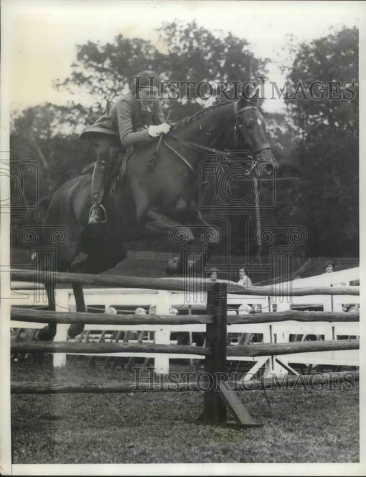1933 Press Photo Miss Caral Gimbel riding at horse show in Wilmington Del. - Historic Images