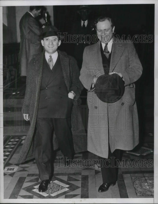 1935 Press Photo Emerson Gilbert shown after leaving court with a friend-Historic Images