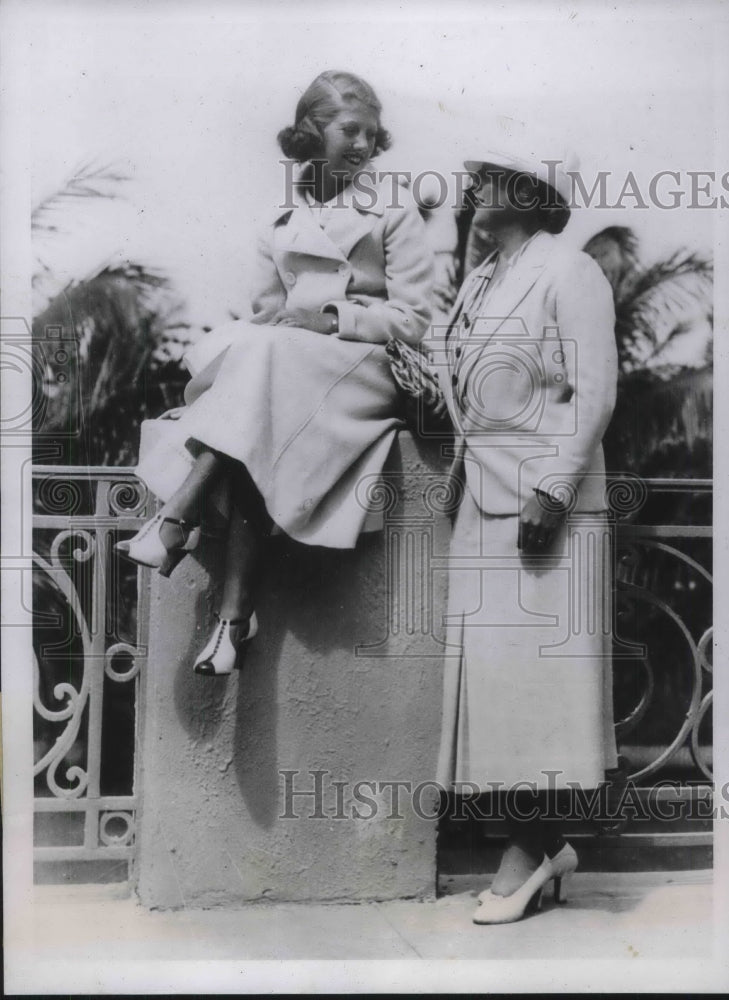 1935 Press Photo Two socialites shown while on winter vacation in the Bahamas-Historic Images