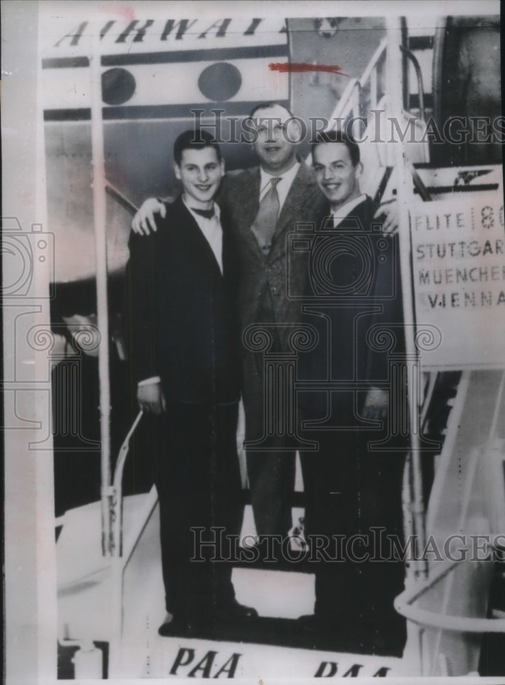 1954 Press Photo Valeriu Gerogescu Reunited with Sons Peter &amp; Constantin Romania - Historic Images