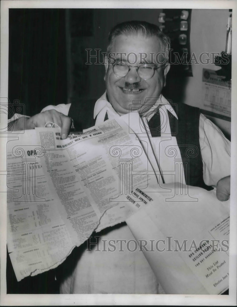 1946 Joseph Szelesta, Cleveland, Ohio deli owner with OPA prices - Historic Images