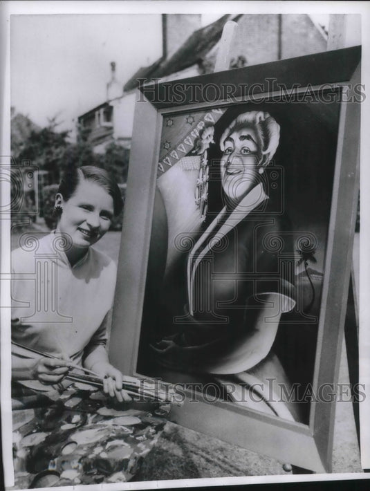 1955 Carshalton, England Artist Noelle Sandwath & a portrait - Historic Images