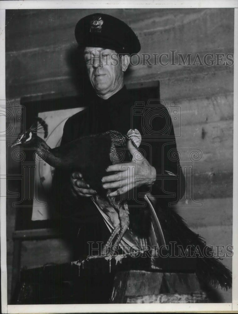 1937 Press Photo Peacock Jailer K.L. Uhlik - Historic Images